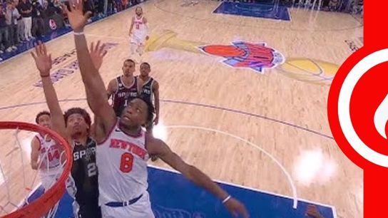 Knicks' late tip, rally stuns Spurs taken in Rochester, N.Y.